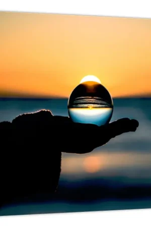 Schilderij - Glazen bol in een handpalm Zwrot pieniędzy