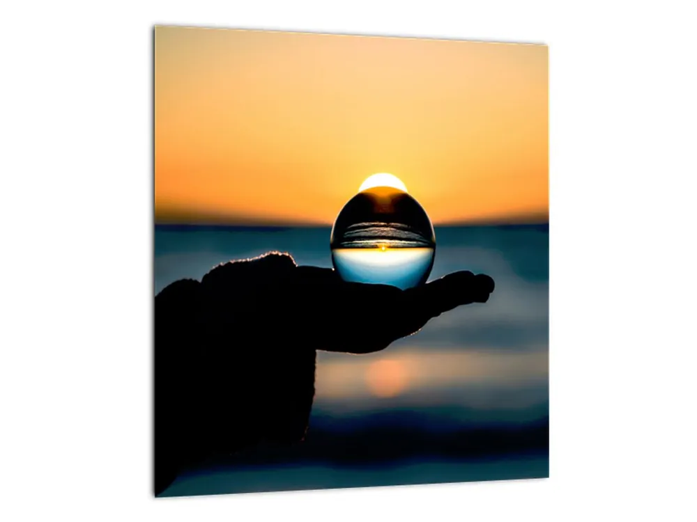 Schilderij - Glazen bol in een handpalm Zwrot pieniędzy