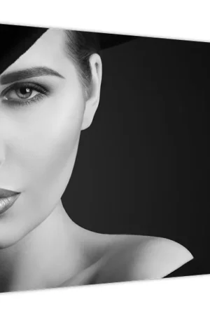 Zwrot pieniędzy Schilderij - Zwart-wit portret van een vrouw met hoed