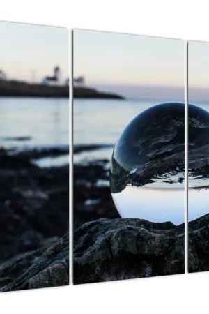 Schilderij - Glazen bol op een rots Popularny