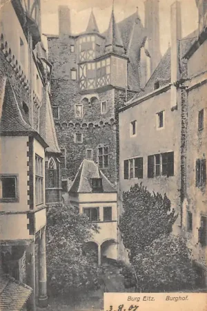 Tani Duitsland Schloss Burg Eltz Burghof 1907 Wierschem Mayen-Koblenz Kasteel Deutschland Europa HC59380