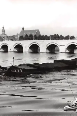 Tylko dziś Maastricht St. Servaasbrug 1965 Binnenvaart schepen Visser in bootje Scheepvaart HC47611