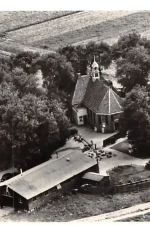 Zwrot pieniędzy Schokland Middelbuurt Voorm. Ned. Hervormde Kerk 1961 Luchtfoto Flevoland HC47284