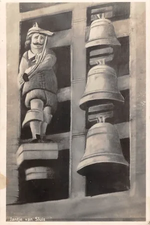 Tani Sluis (ZL) Jantje van Sluis hamert elk uur op de klokken 1952 Zeeuws-Vlaanderen.HC46897