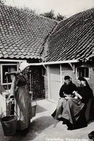 Terschelling Klederdrachten Vrouwen in klederdracht 1962 Vintage HC46605 Promocja