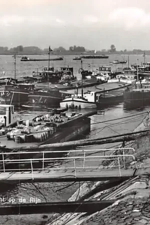 Autentyczny Lobith Tolkamer Gezicht op de Rijn en de kade Binnenvaart schepen Scheepvaart HC46385