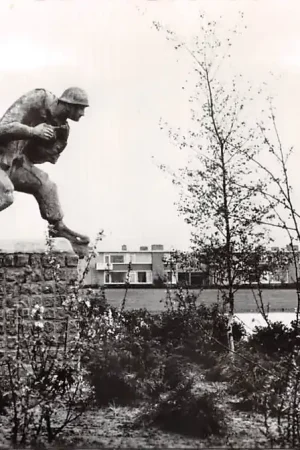 Son en Breugel Son Bevrijdingsmonument WO2 1940-1945 Militair Meierij 's-Hertogenbosch HC46336 Najlepsza cena