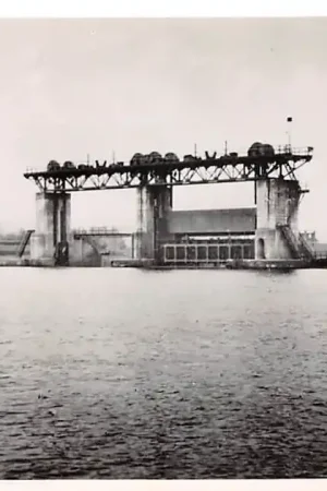 Afferden Stuw in Maas Bergen (LB) Limburg Scheepvaart Schepen HC46208 Najlepsza cena