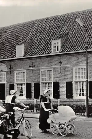 Spakenburg Aan de wandel Vrouwen met fiets en kinderwagen 1965 Vintage Klederdracht HC46014 Autentyczny