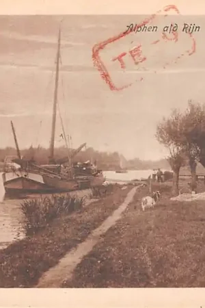 Alphen aan den Rijn nabij de Spoorbrug met binnenvaart schip Scheepvaart HC45842 Rabat