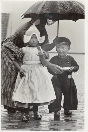 Wyprzedaż Volendam Onder moeders paraplu Klederdracht Kind 1939 Vintage HC45000