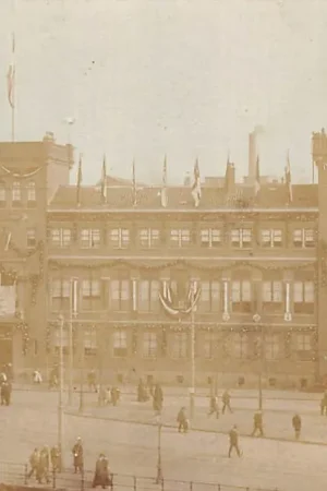 Amsterdam Kadijksplein Zeemanshuis in feesttooi Fotokaart 1908 50-jarig bestaan Scheepvaart HC44978 Rabat