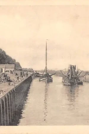 Waalwijk Haven met baggerschip Emmerbaggermolen en binnenvaart schepen Scheepvaart 1916 HC43573 Oryginalny