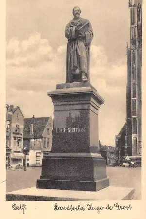 Zwrot pieniędzy Delft Markt Standbeeld Hugo de Groot HC43559