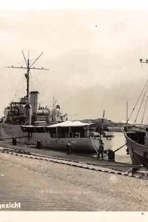 Den Helder Haven gezicht met marine schepen Ceram en Sleepboot Orkaan 1955 HC43545 Tani