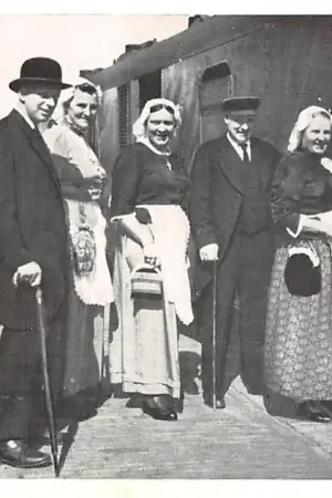 Schagen Westfriese Markt Boeren echtparen in klederdracht bij de trein Vintage HC43468 Premium