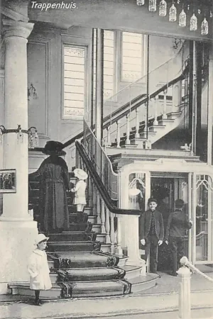 's-Gravenhage of Amsterdam Trappenhuis Reclame Maison de Bonneterie Leverancier van H.M. de Koningin Zo te zien op de trap Wilhelmina met Prinses Juliana Ernaast de lift met de liftboys Koningshuis HC43286 Wyprzedaż