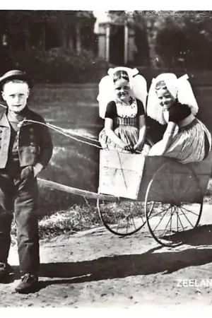 Ekspresowa dostawa Zeeland 'k Heb mijn wagen Twee jongens voor en meisjes in de kar Klederdracht HC43092