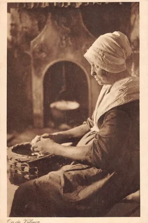 Elspeet Op de Veluwe Aardappel schillende vrouw in klederdracht 1931 HC43067 Zamów teraz