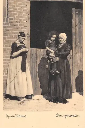 Tani Veluwe Oma met kleinkind en breiende moeder Klederdracht HC43064