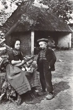 Wyprzedaż Hierden Jongen en meisje met kat op schoot in klederdracht HC43048