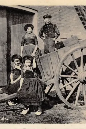 Amsterdam Op de Veluwe Jong volk in klederdracht op de boerderij HC42844 Autentyczny