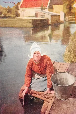 Volendam Vrouw aan de was Klederdracht HC42788 Niska cena