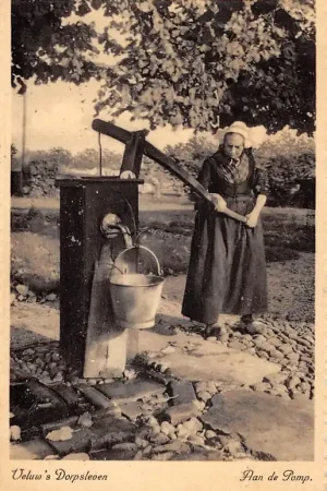 Autentyczny Veluwe Veluw's Dorpsleven Bij de Pomp Klederdracht 1941 HC42767