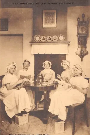 Amsterdam Tentoonstelling De Vrouw 1813-1913 Het Naaischooltje in Huis 1813 Klederdracht HC42717 Tani