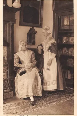 Friesland Friesche Kleederdracht Moeder en dochter in klederdracht 1913 HC42657 Zwrot pieniędzy