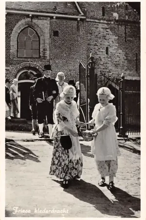 Zamów teraz Friesland Sneek Kerkgang Friese klederdracht 1955 HC42650