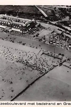 Zwrot pieniędzy Vlissingen Noordzeeboulevard met badstrand en Grand Hotel Britannia 1927 KLM Luchtfoto 27\\/75 HC42499