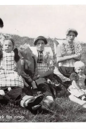 Spakenburg 't Is zoemers an de diek fijn zitten IJsselmeer Klederdracht HC42473 Premium