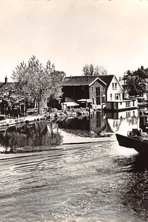 Woubrugge Zuidzijde met binnenvaartschip van L. Theunisse Binnenvaart schepen Kaag en Braassem HC42453 Premium