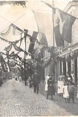 Bezpieczna płatność Den Helder Spoorstraat versierd tijdens het Koninklijk bezoek op 14 en 15 September 1904 Koningshuis HC41342