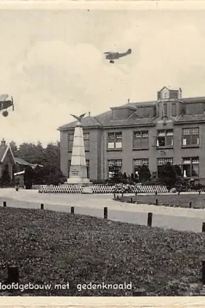 Soesterberg Vliegkamp Hoofdgebouw met Gedenknaald Fokker Vliegtuigen Baarn Soest HC40267 Zamów teraz
