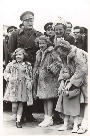 Bezpieczna płatność Haarlemmermeer Het koninklijk gezin herenigd op vliegveld Schiphol Juliana Bernhard en de prinsessen Koningshuis HC39334