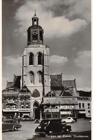Tani Bergen op Zoom Stadstoren Muziektent en auto 1953 HC38573