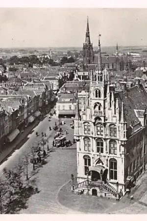 Gouda in Vogelvlucht Panorama Markt Stadhuis en Waag 1948 HC38388 Niska cena