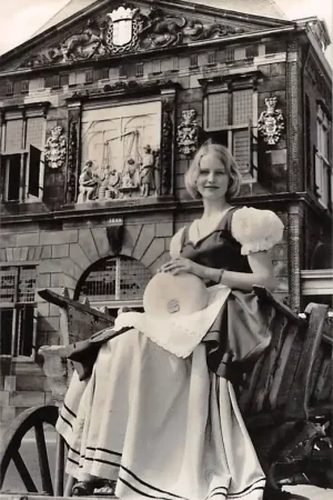 Autentyczny Gouda Markt Waag met Kaasmeisje op kaasbrik Type fotokaart HC38370