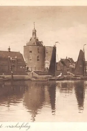 Enkhuizen Gemeente haven met vischafslag en vissers schepen 41 en 15 HC37940 Niska cena