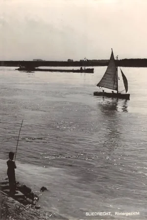 Sliedrecht Riviergezicht Zeilboot Hengelaar en Binnenenvaart schepen 1971 HC37855 Tani