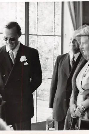 Ekspresowa dostawa Sliedrecht Gevaert Fotokaart 9 Stationsstraat Koninklijk bezoek Koningin Juliana en Prins Bernhard op 28 juli 1951 Bezoek Hervormd Rusthuis Koningshuis HC36957