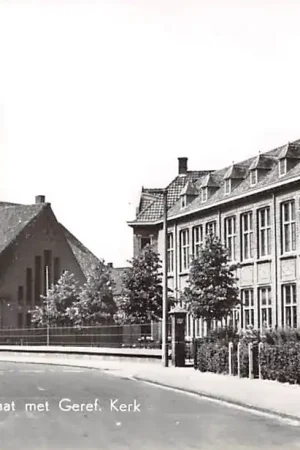 Sliedrecht Middeldiepstraat met U.L.O. School en Gereformeerde Kerk 1972 HC36812 Tani
