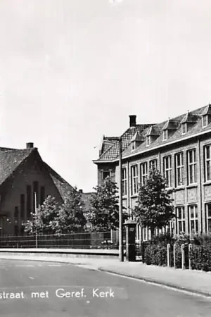 Sliedrecht Middeldiepstraat met U.L.O. School en Gereformeerde Kerk 1965 HC36811 Zamów teraz