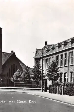 Sliedrecht Middeldiepstraat met U.L.O. School en Gereformeerde Kerk 1965 HC36810 Autentyczny