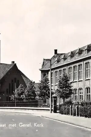 Sliedrecht Middeldiepstraat met U.L.O. School en Gereformeerde Kerk 1960 HC36809 Oferta