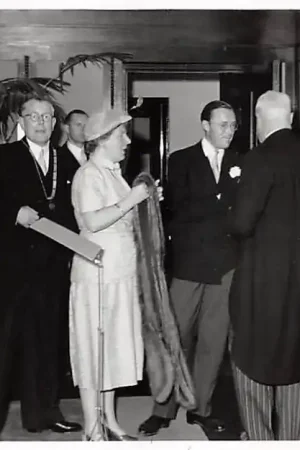 Sliedrecht Gevaert Fotokaart 3 Koninklijk bezoek Koningin Juliana en Prins Bernhard op 28 juli 1951 Gemeentehuis Burgemeester Winkler Koningshuis HC36763 Rabat