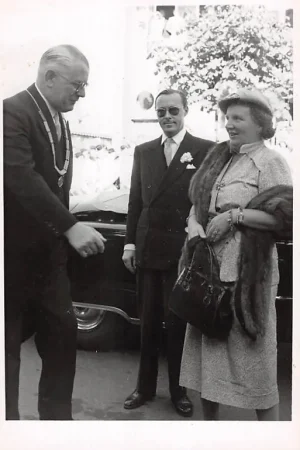 Autentyczny Sliedrecht Gevaert Fotokaart 1 Koninklijk bezoek Koningin Juliana en Prins Bernhard op 28 juli 1951 Ontvangst door burgemeester Winkler Koningshuis HC36762