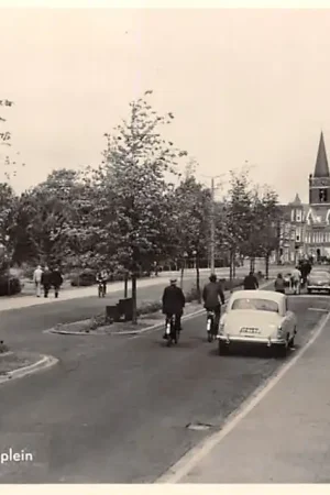 Sliedrecht Dr. Langeveldplein auto en SHELL benzinepomp 1955 HC36755 Tylko dziś